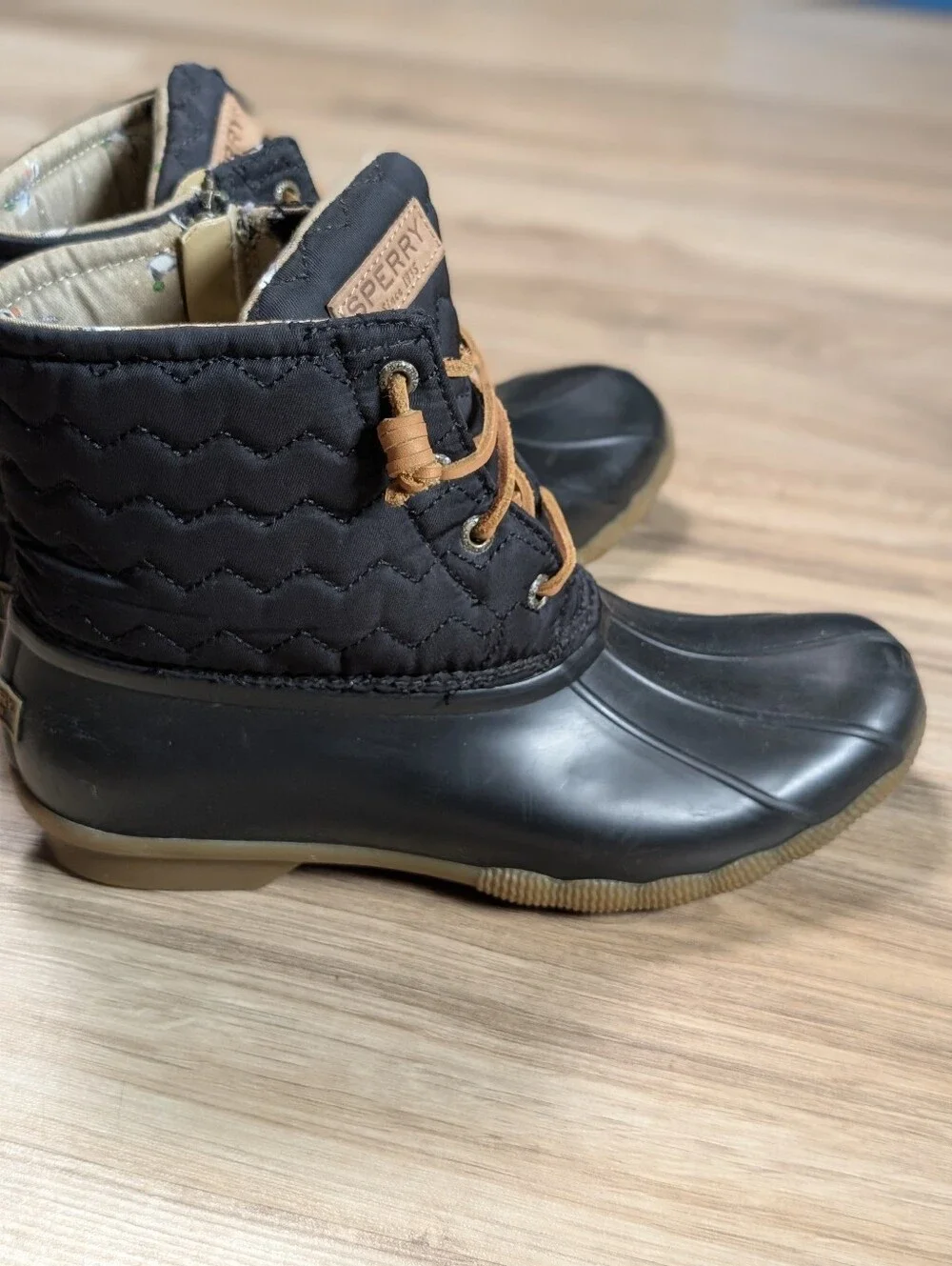 Sperry Duck Rain Boots Womens Size 9.5 Black Quilted Waterproof Ankle STS84367
